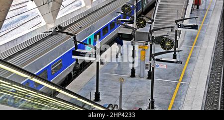 Treno TGV in stazione ferroviaria di Lyon Saint-Exupery aeroporto internazionale, Satolas, Francia Foto Stock