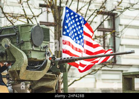 Mitragliatrice montata su un carro armato o su un veicolo militare degli Stati Uniti, un esercito statunitense o statunitense, con la bandiera americana in esonero sullo sfondo Foto Stock