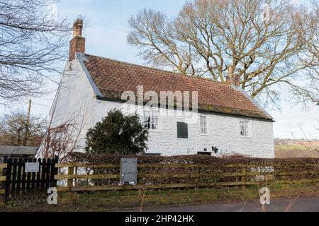 Wylam, Northumberland Inghilterra: 8th Feb 2022: Esterno del luogo di nascita di George Stephenson sul Wagon Way (percorso ciclabile 72). 18th secolo cottage in pietra Foto Stock