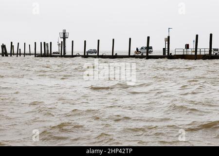 18 febbraio 2022, Schleswig-Holstein, Schlüttsiel: Dopo la pesante tempesta 'Ylenia' e prima del nuovo uragano 'Zeynep' l'acqua al terminal dei traghetti Schlüttsiel è già salita. Foto: Frank Molter/dpa Foto Stock