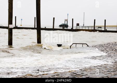 18 febbraio 2022, Schleswig-Holstein, Schlüttsiel: Dopo la pesante tempesta 'Ylenia' e prima del nuovo uragano 'Zeynep' l'acqua al terminal dei traghetti Schlüttsiel è già salita. Foto: Frank Molter/dpa Foto Stock