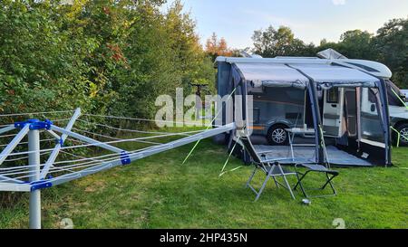 Una nuova casa mobile con tenda e tavolo e sedie Foto Stock