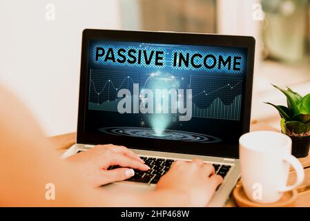 Testo che mostra l'ispirazione reddito passivo, concetto che significa guadagni estratti da proprietà locative, e altre aziende mano a digitare su laptop accanto a. Foto Stock
