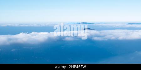 La città di Aix-les-Bains e il Lac du Bourget sotto le nuvole (Savoia) - Francia Foto Stock