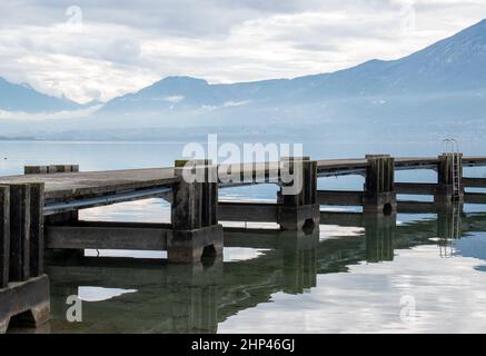 Pontile sul 'Lac du Bourget' in Savoia - Francia Foto Stock