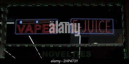 Vapes, e-Juice and Novelties Sign in finestra del locale negozio di fumo Close up Foto Stock