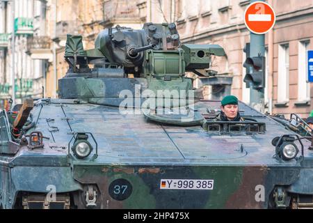 Carro armato con cannone e soldato femminile che guida in città. Esercito tedesco, membro della forza di risposta della NATO o dell'Organizzazione del Nord Atlantico Foto Stock