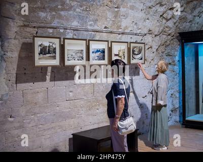 Sevastopol, Crimea - 19 settembre 2020: Visitatori presso gli stand del Mikhailovskaya Battery Museum, Sevastopol, Crimea Foto Stock