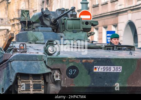 Carro armato con cannone e soldato femminile che guida in città. Esercito tedesco, membro della forza di risposta della NATO o dell'Organizzazione del Nord Atlantico Foto Stock