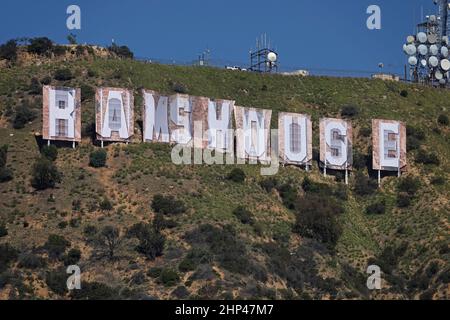 Hollywood, CA / USA - 16 febbraio 2022: I banner che scortano la CASA DEI ARIETI sono mostrati da vicino, coprendo le lettere del simbolo di Hollywood. Foto Stock