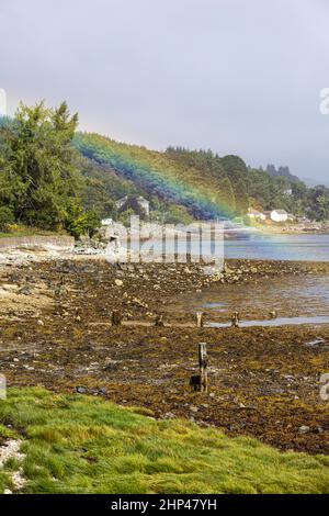 Un arcobaleno sopra Loch Gilp ad Ardrishaig alla testa di Loch Fyne, Argyll & Bute, Scozia Regno Unito Foto Stock