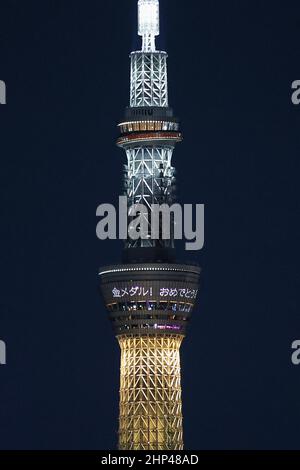 Tokyo, Giappone. 18th Feb 2022. Tokyo Skytree si illumina visualizzando un messaggio in giapponese ''Congratulazioni per le medaglie d'oro, '' a sostegno degli atleti giapponesi che gareggiano nelle Olimpiadi invernali di Pechino 2022. (Credit Image: © Rodrigo Reyes Marin/ZUMA Press Wire) Credit: ZUMA Press, Inc./Alamy Live News Foto Stock