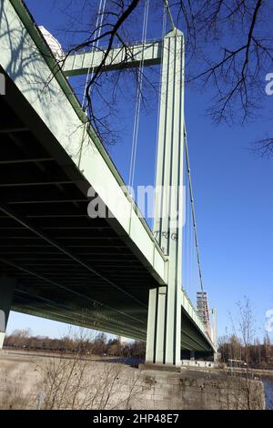 Autobahnbrücke Rodenkirchen über den Rhein, Nordrhein-Westfalen, Deutschland, Köln Foto Stock