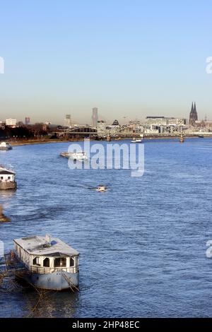 Blick von der Autobahnbrücke Rodenkirchen über den Rhein auf Köln, Nordrhein-Westfalen, Germania Foto Stock