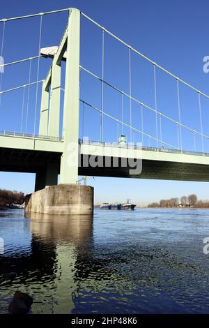 Autobahnbrücke Rodenkirchen über den Rhein, Nordrhein-Westfalen, Deutschland, Köln Foto Stock