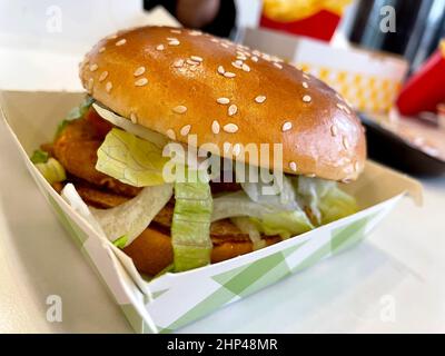 Grande hamburger succoso con molte verdure confezionate in una scatola Foto Stock