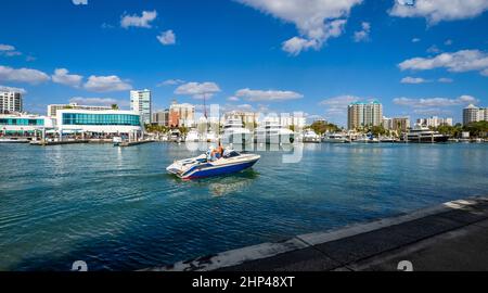 Skyline di Sarasota dal Bayfront Park attraverso l'acqua in Florida USA Foto Stock