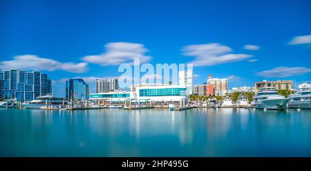 Skyline di Sarasota dal Bayfront Park attraverso l'acqua in Florida USA Foto Stock