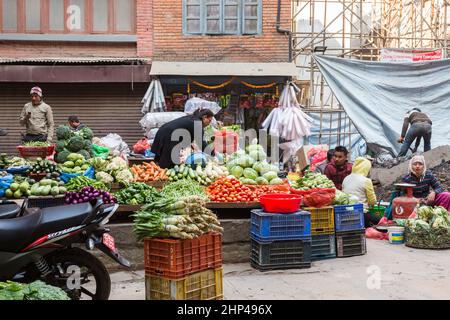 Kathmandu, Nepal - 17 novembre 2018: Venditori di frutta e verdura al mercato di strada Foto Stock