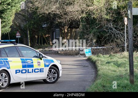 Station Lane, Godalming. 18th febbraio 2022. I venti di forza dell'uragano hanno colpito oggi le contee domestiche mentre la Storm Eunace ha fatto la caduta. Danni da tempesta a Godalming in Surrey dove le linee elettriche sono scese a causa di alberi cadenti. Credit: james jagger/Alamy Live News Foto Stock