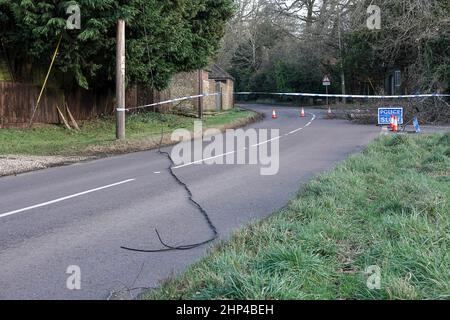 Station Lane, Godalming. 18th febbraio 2022. I venti di forza dell'uragano hanno colpito oggi le contee domestiche mentre la Storm Eunace ha fatto la caduta. Danni da tempesta a Godalming in Surrey dove le linee elettriche sono scese a causa di alberi cadenti. Credit: james jagger/Alamy Live News Foto Stock