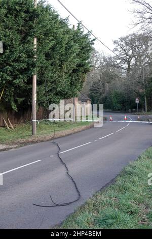 Station Lane, Godalming. 18th febbraio 2022. I venti di forza dell'uragano hanno colpito oggi le contee domestiche mentre la Storm Eunace ha fatto la caduta. Danni da tempesta a Godalming in Surrey dove le linee elettriche sono scese a causa di alberi cadenti. Credit: james jagger/Alamy Live News Foto Stock