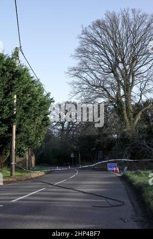 Station Lane, Godalming. 18th febbraio 2022. I venti di forza dell'uragano hanno colpito oggi le contee domestiche mentre la Storm Eunace ha fatto la caduta. Danni da tempesta a Godalming in Surrey dove le linee elettriche sono scese a causa di alberi cadenti. Credit: james jagger/Alamy Live News Foto Stock