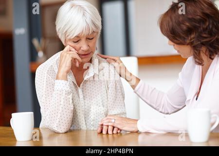 Che cosa ti ha fatto scendere, mamma. Colpo di una donna che sostiene la madre anziana in un momento difficile. Foto Stock