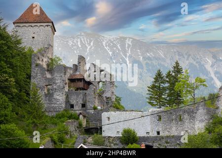 Le rovine del castello di Kamen, Radovljica, Slovenia Foto Stock
