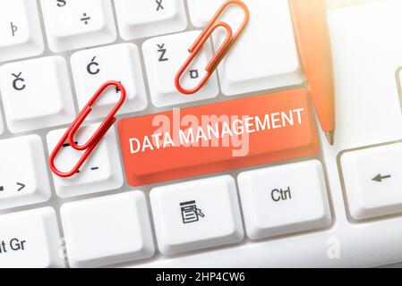 Testo della scrittura Gestione dei dati, Foto concettuale la pratica di organizzare e mantenere i processi di dati trascrivere Internet Meeting Audio Recor Foto Stock