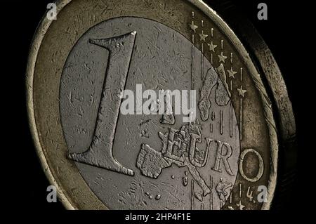 Un euro Coin Macro Shot sfondo nero Foto Stock