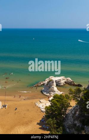 Spiaggia vicino Vieste, Parco Nazionale Gargano, Puglia, Italia Foto Stock