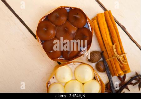 Freschi di forno cioccolato vaniglia e spezie crema dessert torta su tavola in legno rustico Foto Stock