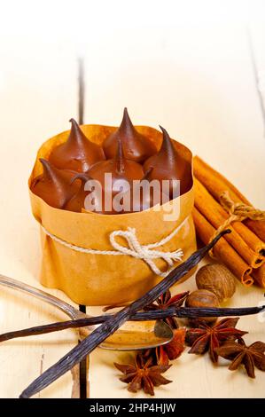 Freschi di forno cioccolato vaniglia e spezie crema dessert torta su tavola in legno rustico Foto Stock