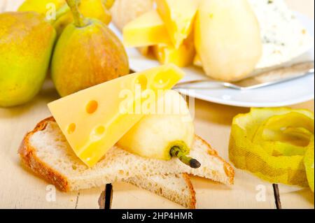 Selezione di formaggi e pere fresche antipasto snack Foto Stock