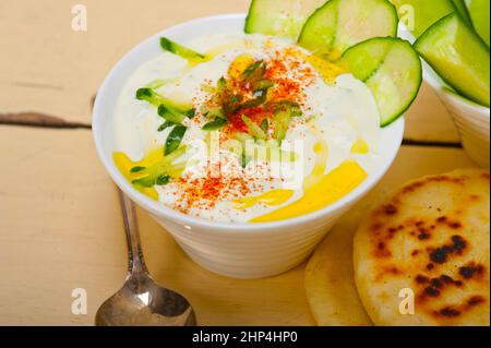 Araba in medio oriente salatit labano wa kh'yar Khyar Bi Labano lo yogurt di capra e insalata di cetrioli Foto Stock