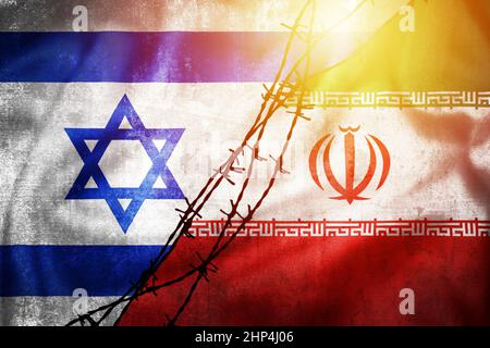 Bandiere grunge di Iran e Israele diviso per barb filo sole haze illustrazione, concetto di relazioni tese tra Iran e Israele Foto Stock