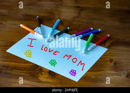 Capretto disegno della madre che tiene il suo bambino per tema felice del giorno della madre con il messaggio di MOM DI i LOVE VOI. Foto Stock