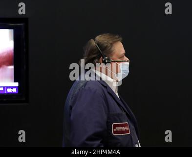 New York, Stati Uniti. 18th Feb 2022. I commercianti lavorano sul pavimento del NYSE alla campana di apertura alla borsa di New York a Wall Street a New York City venerdì 18 febbraio 2022. Le scorte hanno cominciato il giorno più basso il venerdì per estendere le diminuzioni dopo un sell-off il giovedì. Foto di John Angelillo/UPI Credit: UPI/Alamy Live News Foto Stock