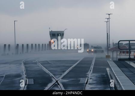 18 febbraio 2022, Schleswig-Holstein, Dagebüll: Dopo la violenta tempesta 'Ylenia' e prima del nuovo uragano 'Zeynep', l'acqua trabocca le rive nel porto dei traghetti di Dagebüll. Foto: Frank Molter/dpa Foto Stock