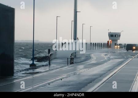 18 febbraio 2022, Schleswig-Holstein, Dagebüll: Dopo la violenta tempesta 'Ylenia' e prima del nuovo uragano 'Zeynep', l'acqua trabocca le rive nel porto dei traghetti di Dagebüll. Foto: Frank Molter/dpa Foto Stock