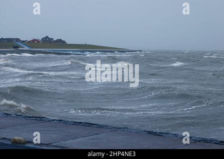 18 febbraio 2022, Schleswig-Holstein, Dagebüll: Dopo la violenta tempesta 'Ylenia' e prima del nuovo uragano 'Zeynep', sulla costa del Mare del Nord si accumulano piccole creste d'onda. Foto: Frank Molter/dpa Foto Stock