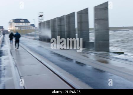 18 febbraio 2022, Schleswig-Holstein, Dagebüll: Dopo la violenta tempesta 'Ylenia' e prima del nuovo uragano 'Zeynep', l'acqua trabocca le rive nel porto dei traghetti di Dagebüll. Foto: Frank Molter/dpa Foto Stock