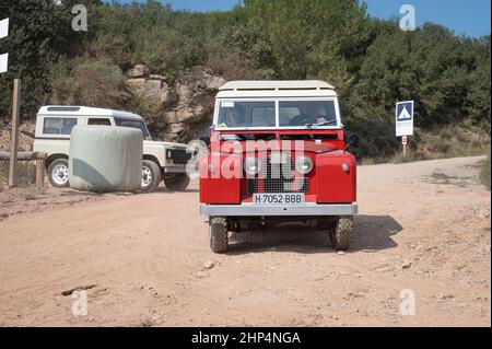 Red Land Rover Santana Serie II sul campo Foto Stock