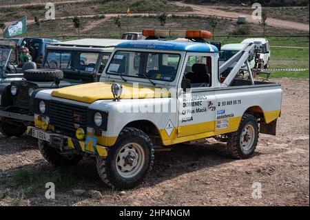 Vista del veicolo Land Rover Santana Serie III 2,5 2500, vettura trainante assistita a Suria, Spagna Foto Stock