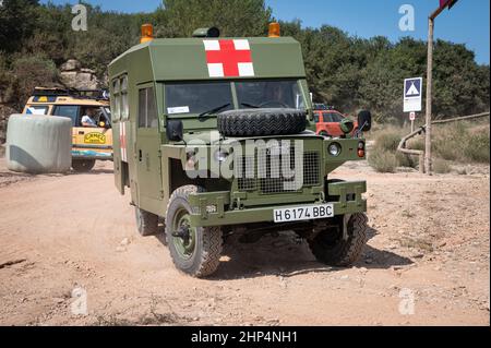 Una visione del modello di ambulanza militare Land Rover Santana Ligero in una giornata di sole Foto Stock