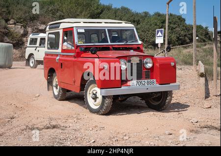 Red Land Rover Santana Serie II sul campo Foto Stock