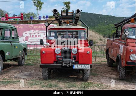 Vista del veicolo Old Land Rover Santana Serie II in rosso in una giornata di sole a Suria, Spagna Foto Stock