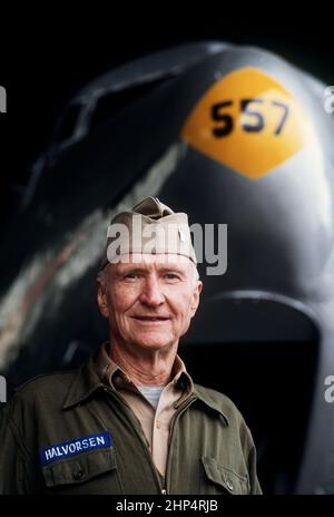 Halvorsen si trova in un hangar all'aeroporto Tempelhof di fronte a un velivolo Skymaster C-54. Halvorsen, pilota durante l'Airlift di Berlino, è diventato noto come il 'Rosinen (raisin) Bomber' per la sua pratica di cadere caramelle ai bambini che sono stati allineati per guardare gli aerei che atterrano a Tempelhof, Berlino Ovest, 6/23/1988. Foto Stock