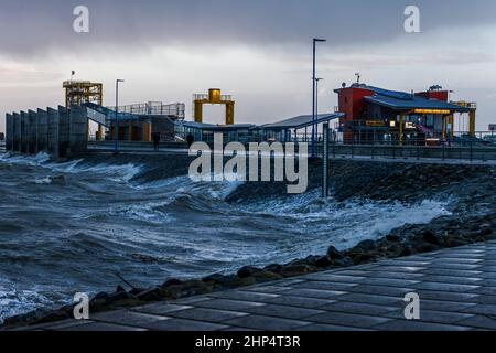 18 febbraio 2022, Schleswig-Holstein, Dagebüll: Dopo la violenta tempesta 'Ylenia' e prima del nuovo uragano 'Zeynep' il cielo oscura sul porto dei traghetti di Dagebüll. Foto: Frank Molter/dpa Foto Stock